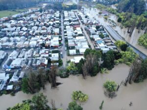 Dramática evacuación en Angol tras desborde del río Rehue: familias salieron con el agua hasta la cintura